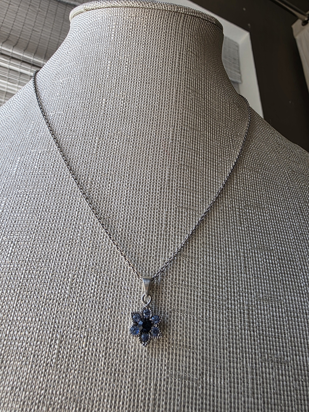 925 delicate, vintage-inspired flower cluster 16" pendant necklace - Picture 6 of 15